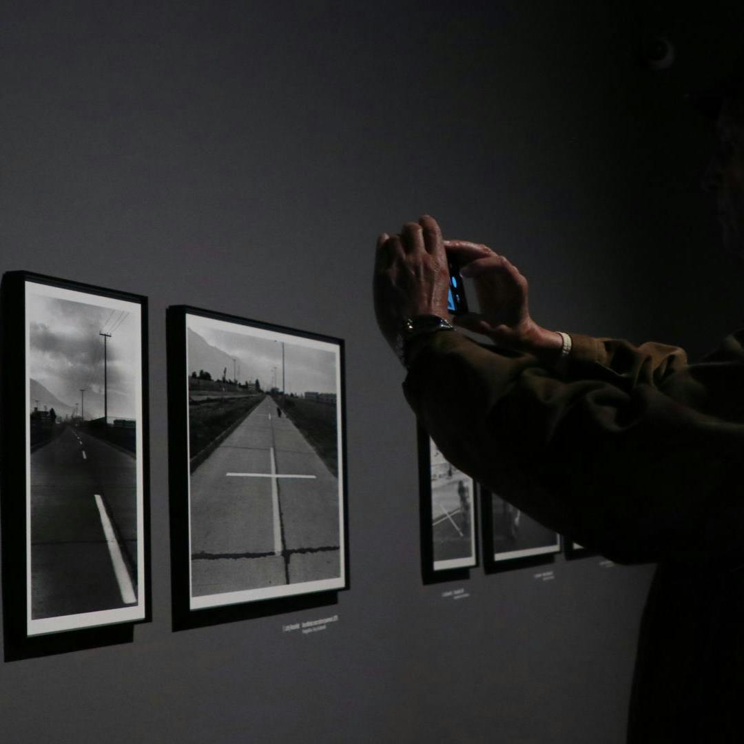 La exposición Lotty Rosenfeld: Entrecruces de la memoria 1979-2020