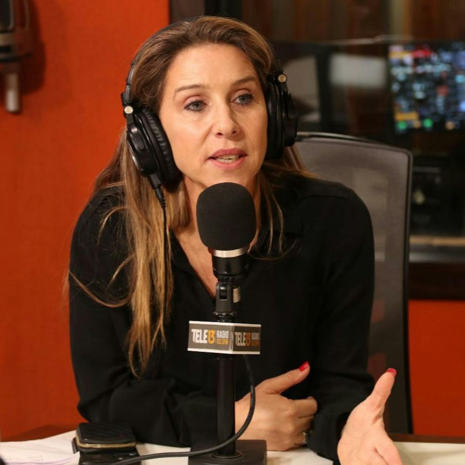 Presidenta de la Comunidad Judía en Chile sobre Hamás en Gaza: “Hay kilómetros de túneles bajo tierra donde podría estar la gente protegiéndose, en vez de eso los tienen arriba como escudos humanos” episode artwork