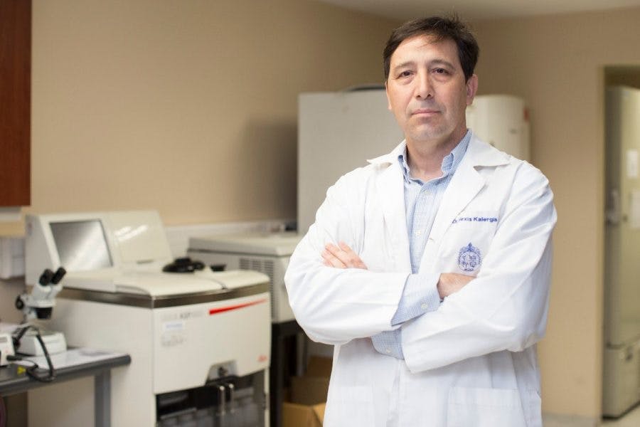 Entrevista | Alexis Kalergis y Sinovac: “Sería bueno volver a conversar con ellos y ver alternativas” 