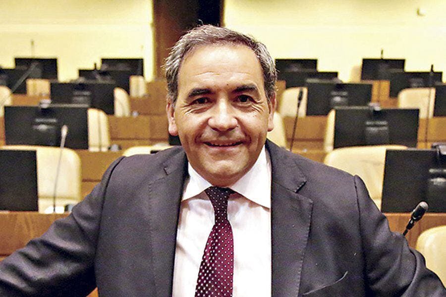 Senador Espinoza: “La declaración de hoy agrava la situación de nuestro ministro en el gabinete”