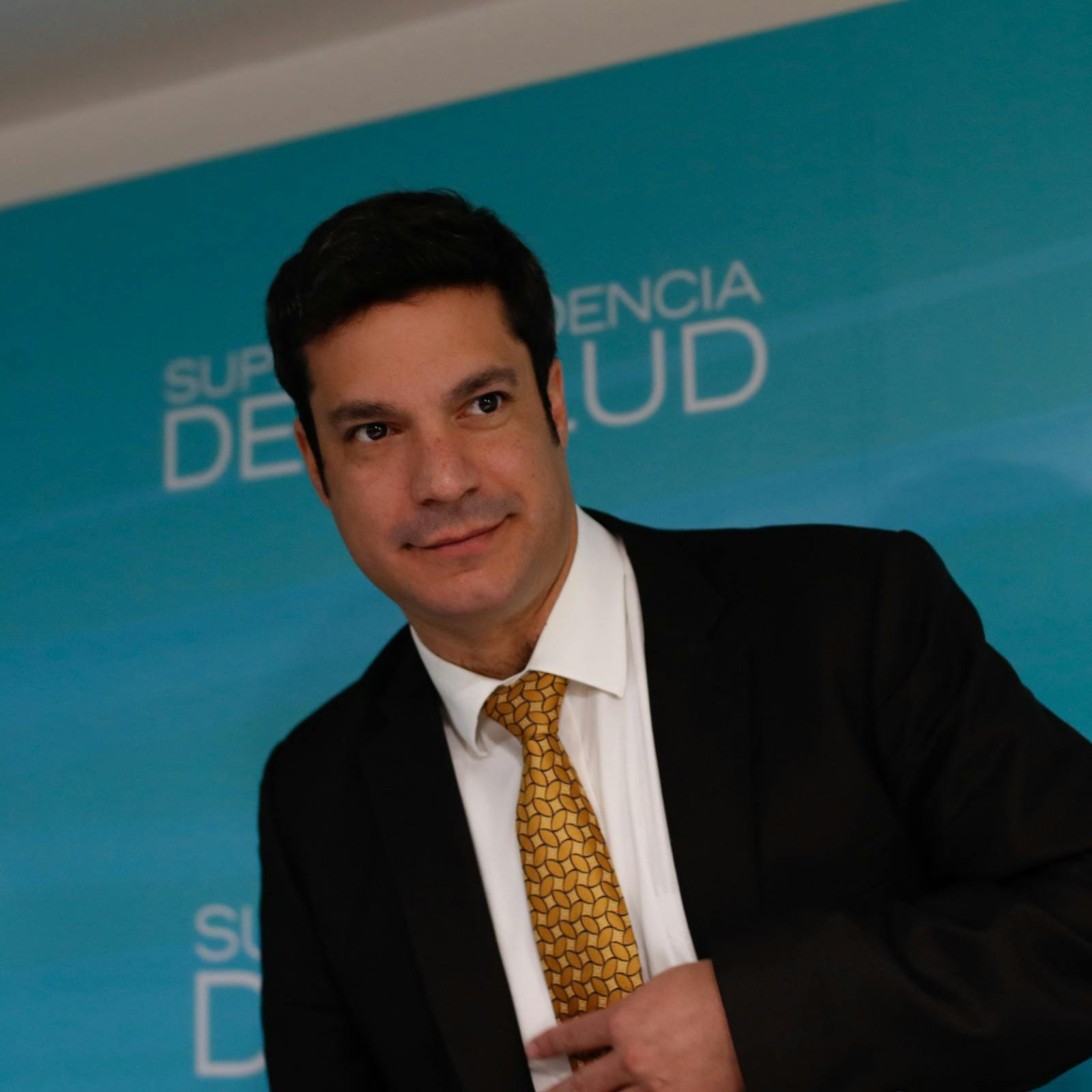 Ex superintendente Sebastián Pavlovic por crisis de las isapres: “El Gobierno decidió pagar los costos de tratar de evitar que el sistema colapse proponiendo una medida que es difícil que lo logre”