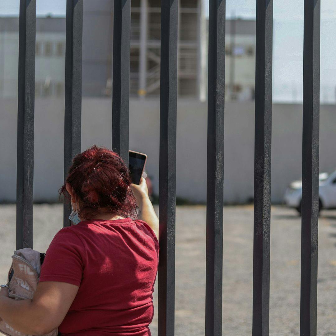 El inminente debut del primer inhibidor de celulares en las cárceles de Chile
