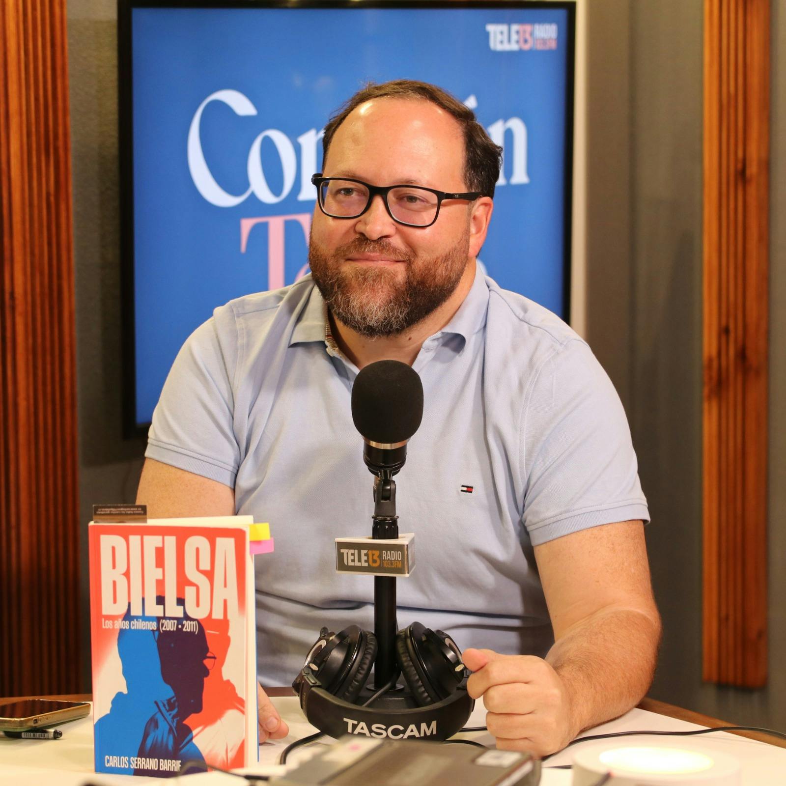 Carlos Serrano por su libro “Bielsa: Los años chilenos”: “Pasan los años y él sigue manteniendo que la experiencia chilena fue realmente positiva y que la echa de menos”
