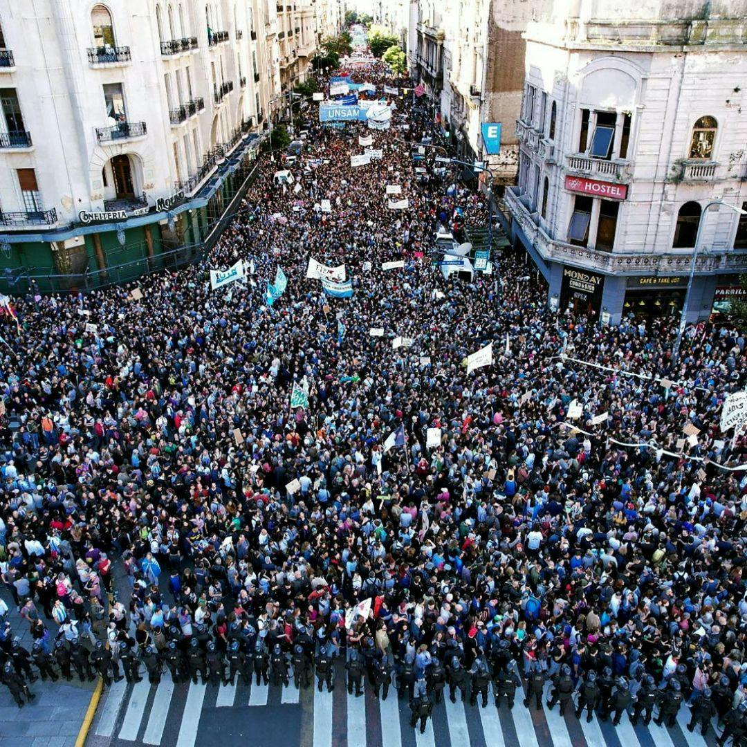 Editor de política de La Nación de Argentina por masiva marcha contra Milei: No veo la conformación de un frente político de resistencia