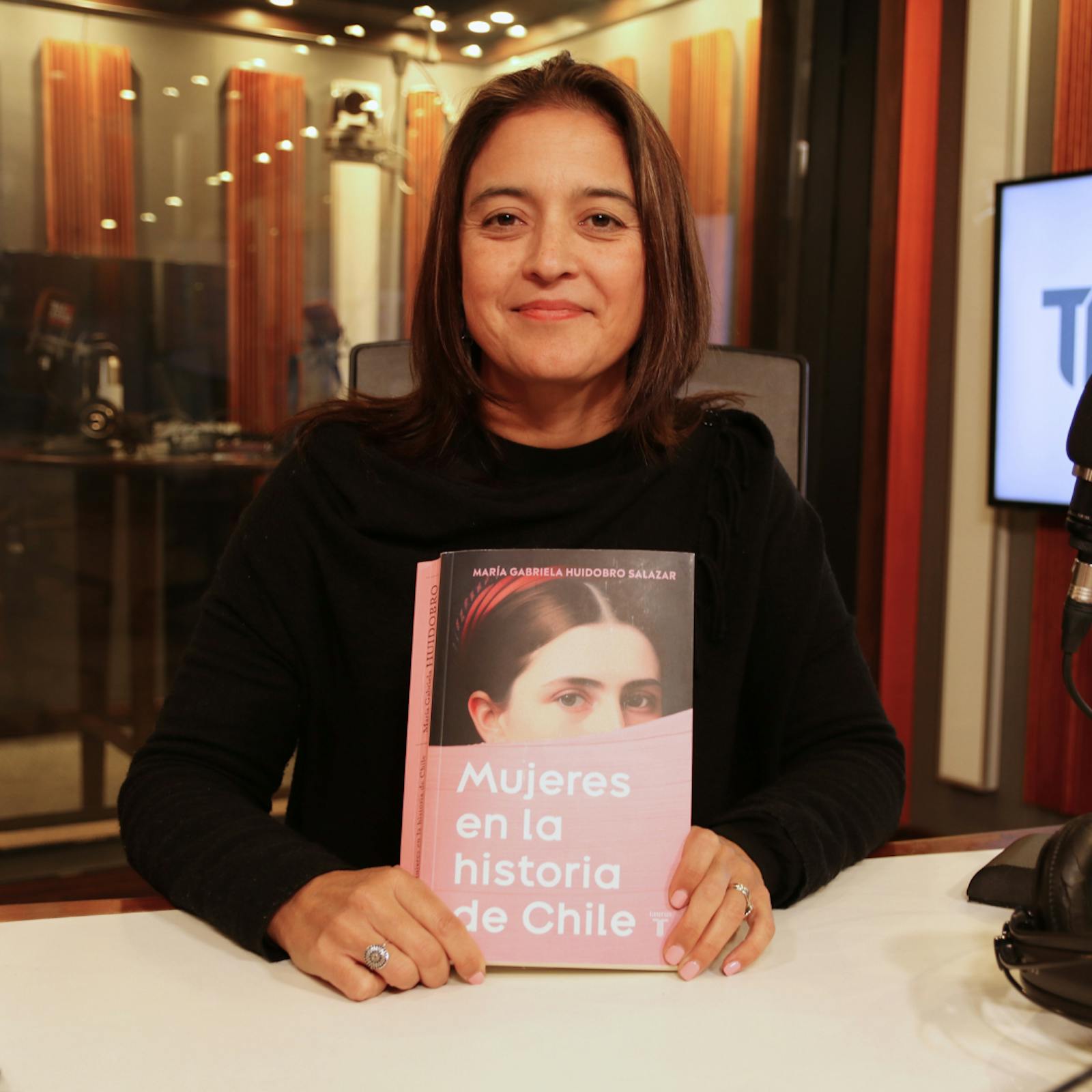 Entrevista a María Huidobro sobre su libro "Mujeres en la Historia de Chile"