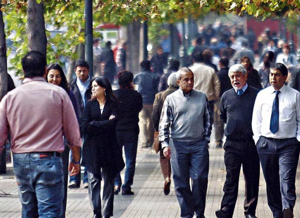 Psicólogo político aborda estudio sobre la confianza de los chilenos. 