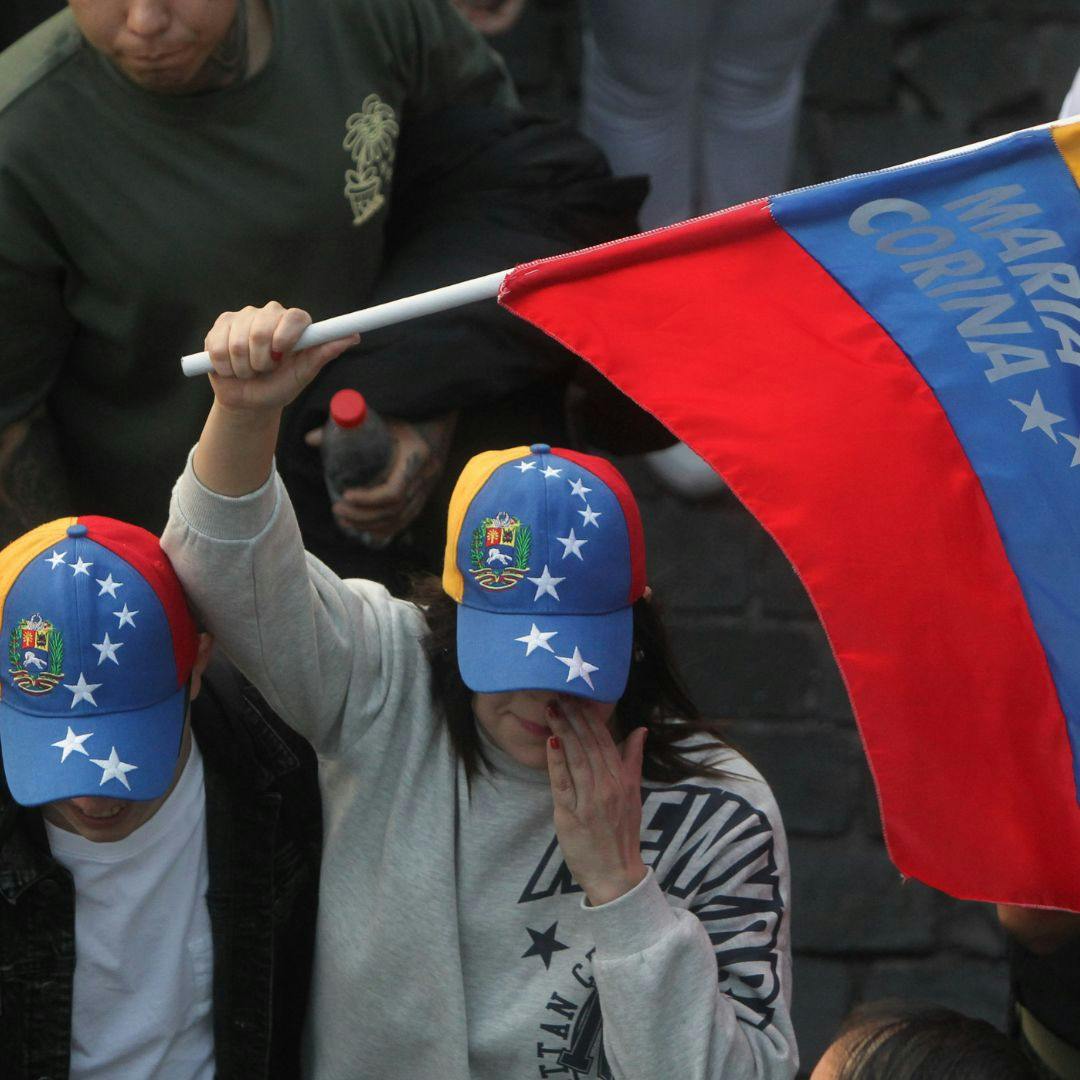En una nueva edición de Mesa Central, Iván Valenzuela conversó con el periodista y editor venezolano, Sergio Dahbar, sobre lo sucedido luego de las elecciones presidenciales en Venezuela y las protestas que están ocurriendo en ese país.