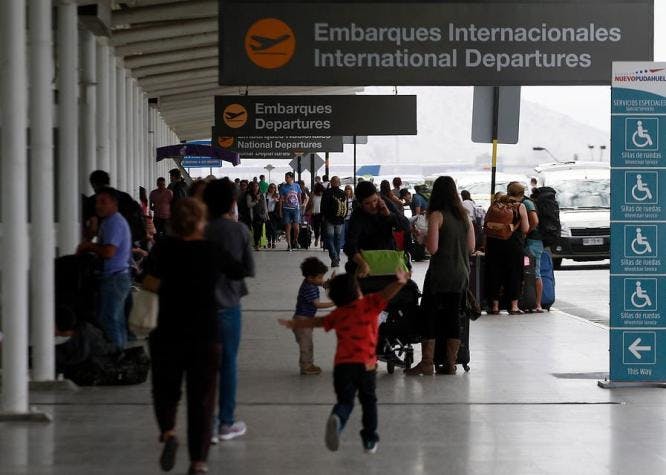 Fedetur y paro en el Aeropuerto de Santiago: "Esperamos que solo haya atrasos en los vuelos"