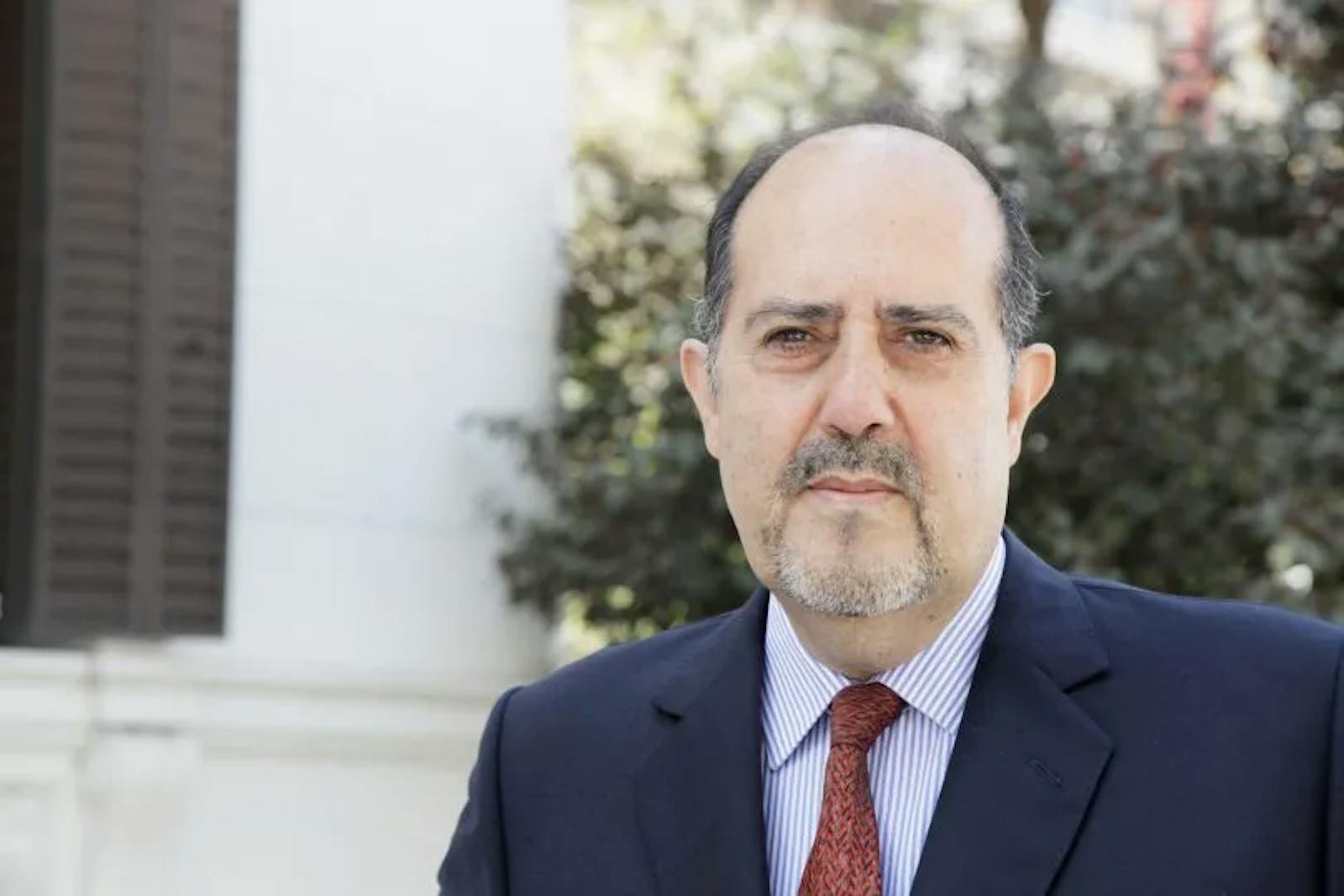 Héctor Sánchez: "Tenemos un acceso muy fácil a los medicamentos. Hay muchas farmacias,  se compran sin receta y hay mucha automedicación". episode artwork