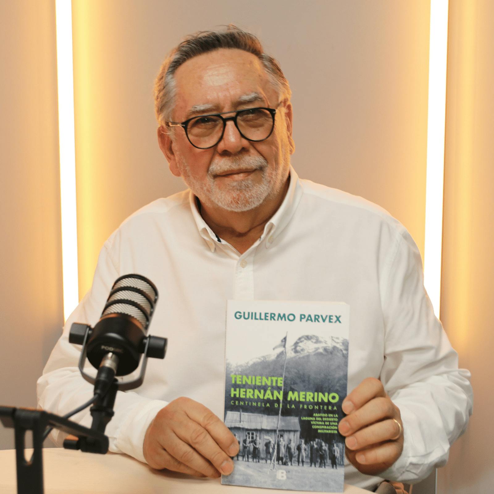 Guillermo Parvex por su libro sobre el icono y mártir de Carabineros, Hernán Merino