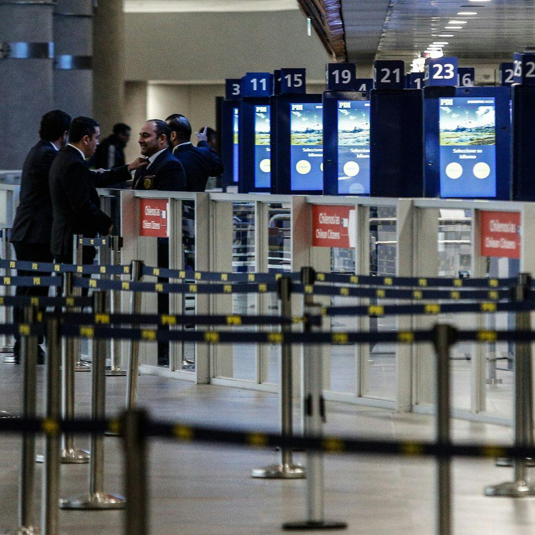 Polémica por los kioscos de autoatención en el Aeropuerto de Santiago
