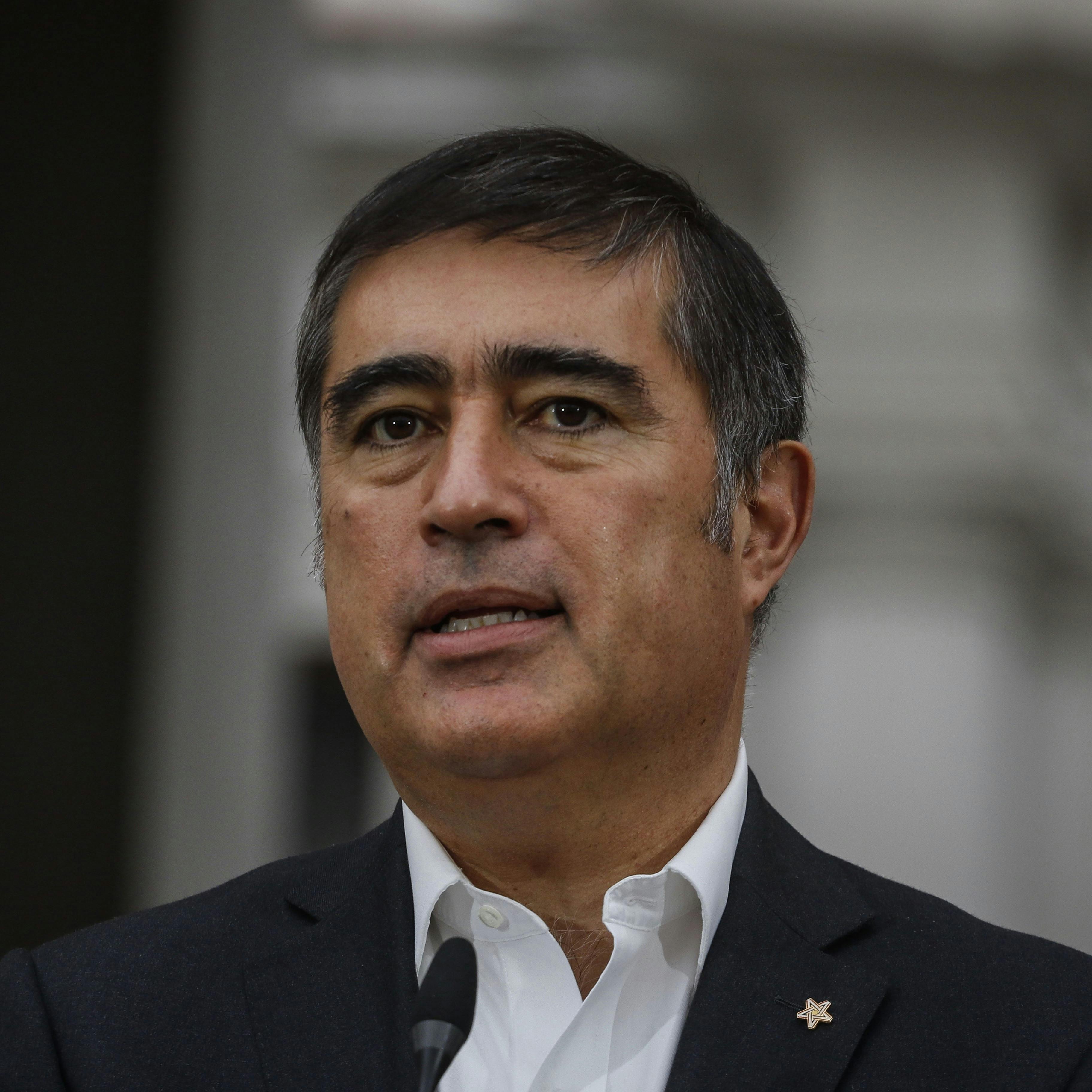 Alcalde de Santiago por el retiro de banderas mapuche y LGBT del frontis de la municipio: “Era una discriminación arbitraria”