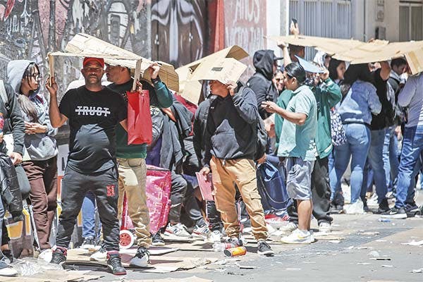 Experta en migración dice que caótico enrolamiento “refleja la necesidad de personas que quieren llegar a la formalidad”