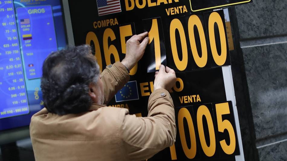 Economista Claudio González detalla las causas del alza del dolar. 