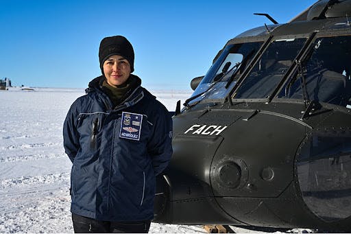 Primera mujer en pilotar hacia Polo Sur: En la Fach las mujeres tenemos las mismas posibilidades que los hombres