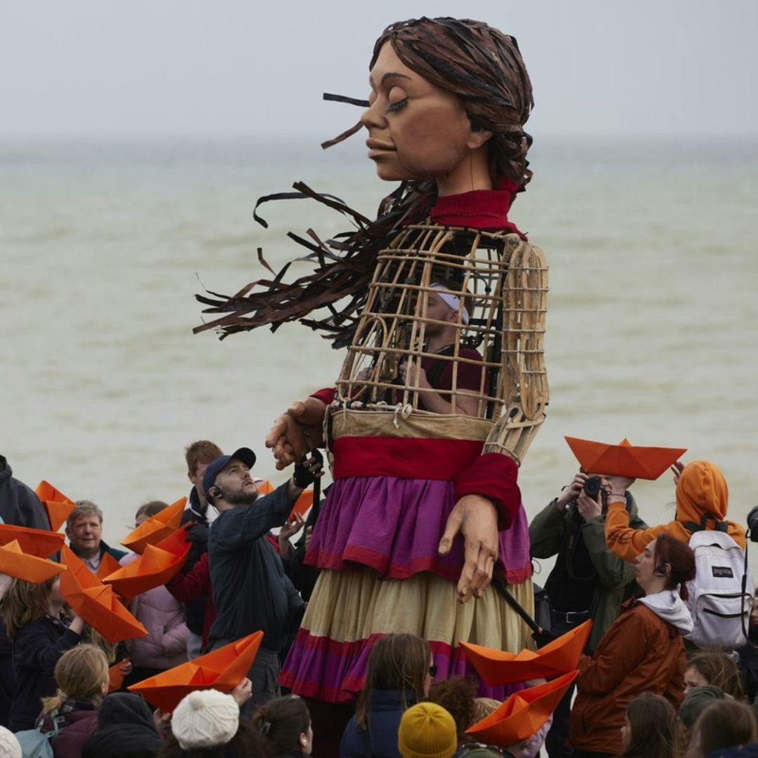 Las caminatas de la marioneta “Amal” en el Festival Santiago a Mil