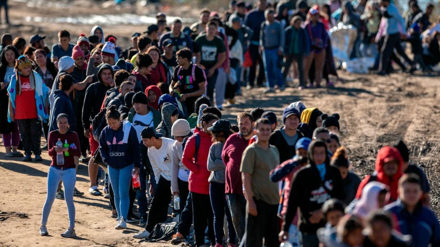 Experta en migraciones: Chile está en una mejor posición para respetar el estado de derecho y no caer en la barbarie que está cayendo Estados Unidos