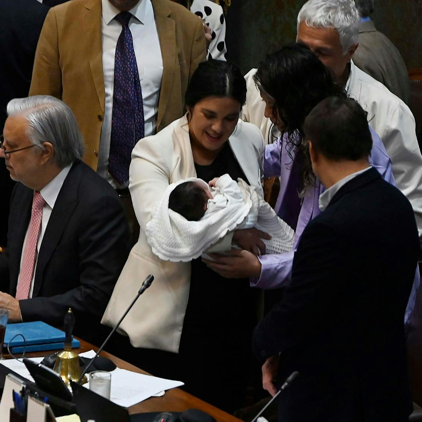 El debate por la presencia de la diputada Cariola con su hijo recién nacido en el Congreso