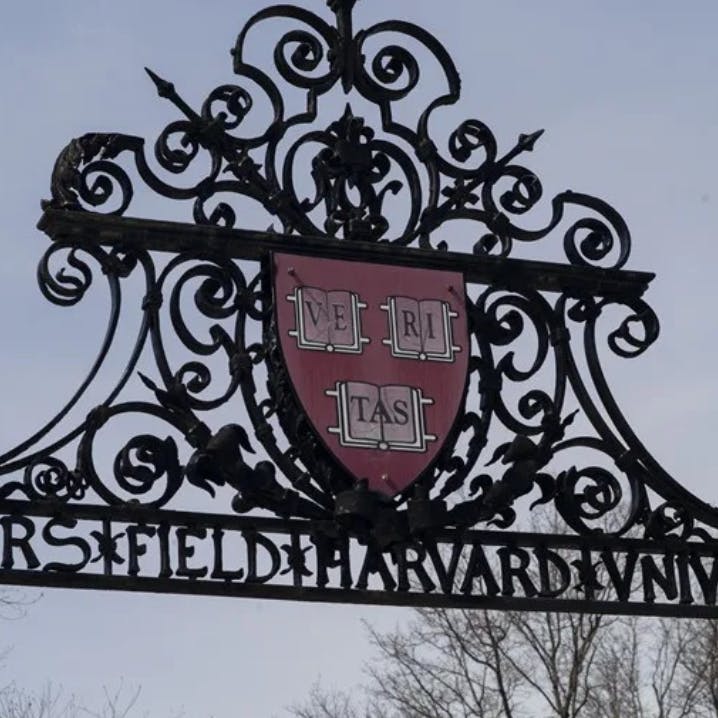 El Gobierno de EEUU congeló más de USD 2.200 millones en subvenciones federales para Harvard