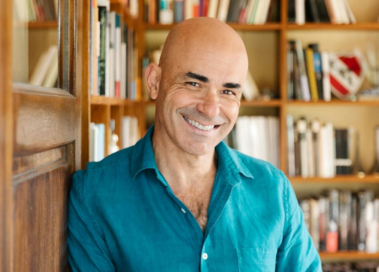 Eduardo Sacheri y su nuevo libro "Demasiado lejos". episode artwork