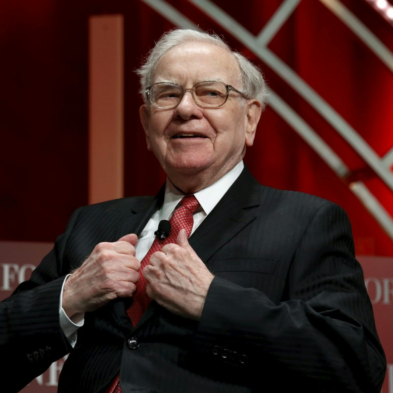 Axel Christensen por la salida de Warren Buffett como CEO de Berkshire Hathaway: “Marca el fin de una era y una forma de invertir que es tan característica de él” episode artwork