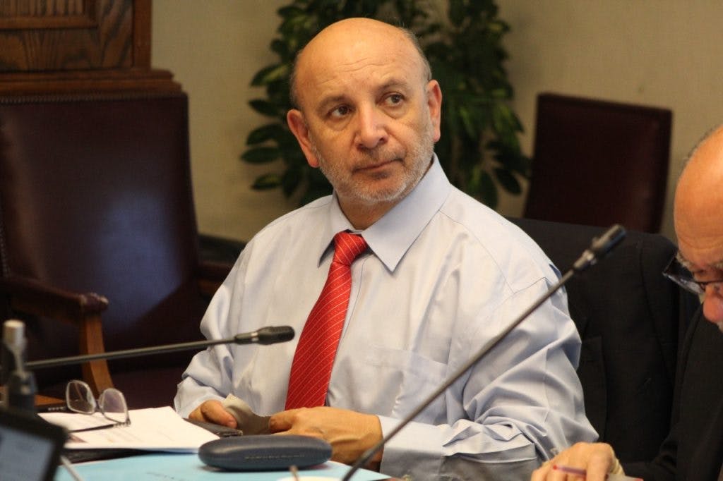 Senador Castro por mal uso de licencias: "Estamos frente a asociaciones ilícitas que actúan como crimen organizado emitiendo fraudulentamente licencia". 
