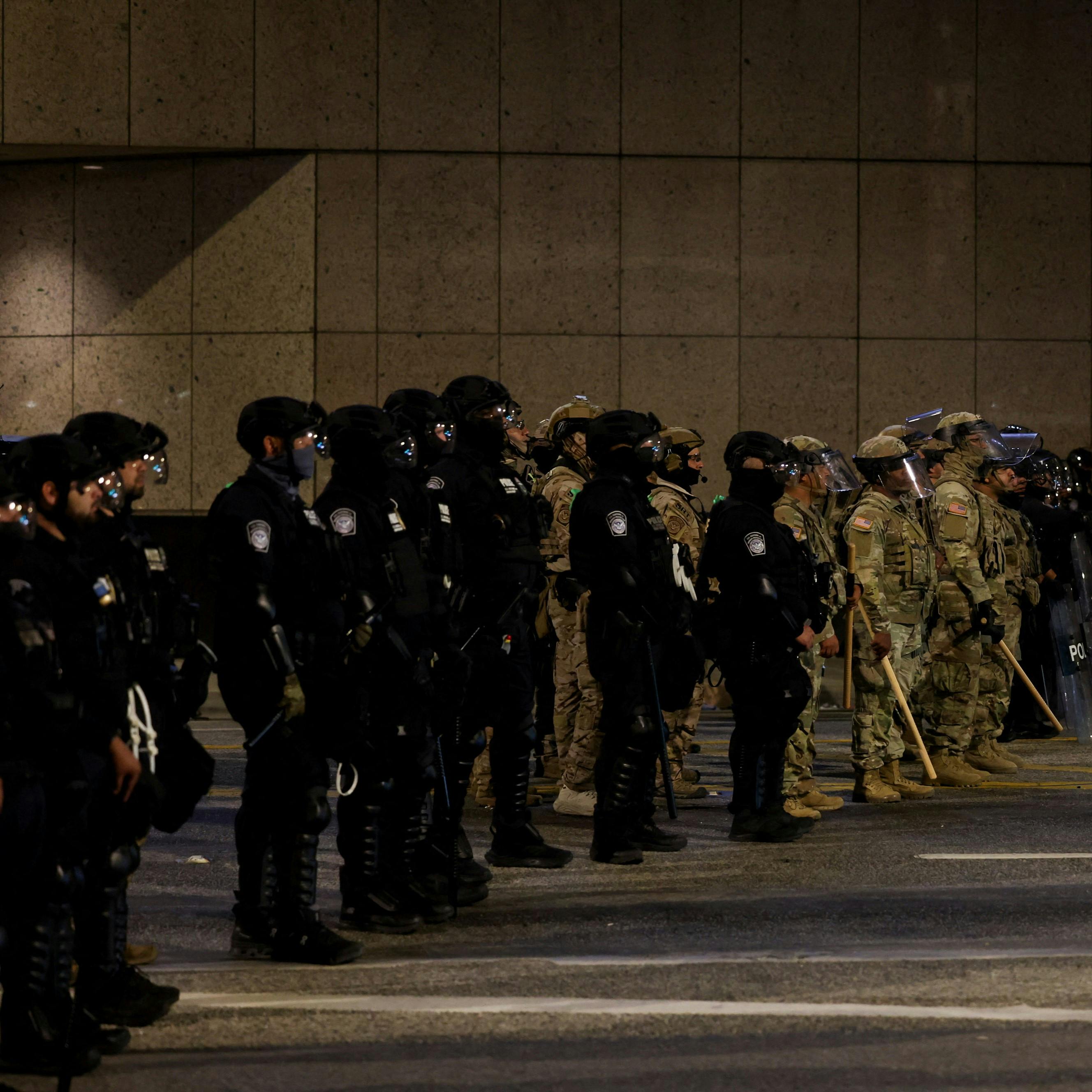  La tensión en Los Ángeles por los enfrentamientos entre manifestantes y agentes de seguridad, durante protestas por las políticas migratorias de Trump