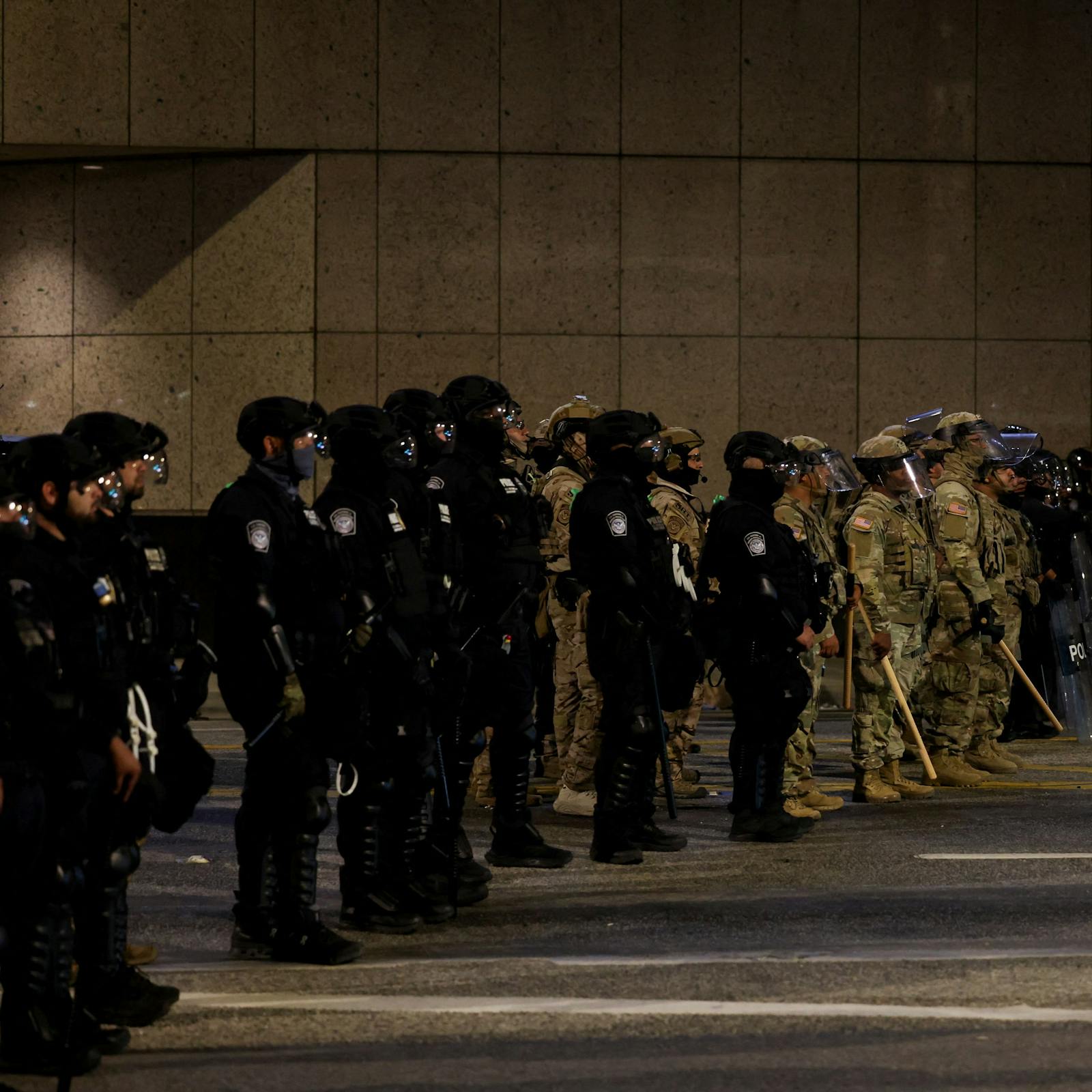  La tensión en Los Ángeles por los enfrentamientos entre manifestantes y agentes de seguridad, durante protestas por las políticas migratorias de Trump episode artwork