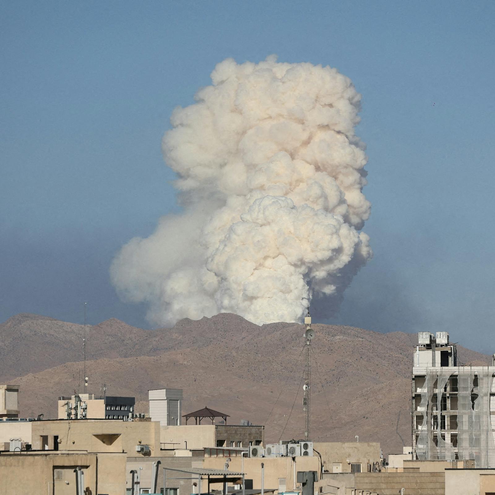 Irán promete represalias ante los ataques de Estados Unidos contra su programa nuclear episode artwork