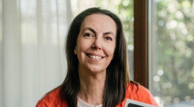 Conversamos con Carolina Pérez Stephens, experta en uso de pantallas, por los inhibidores de señal en colegios municipales de Lo Barnechea. 