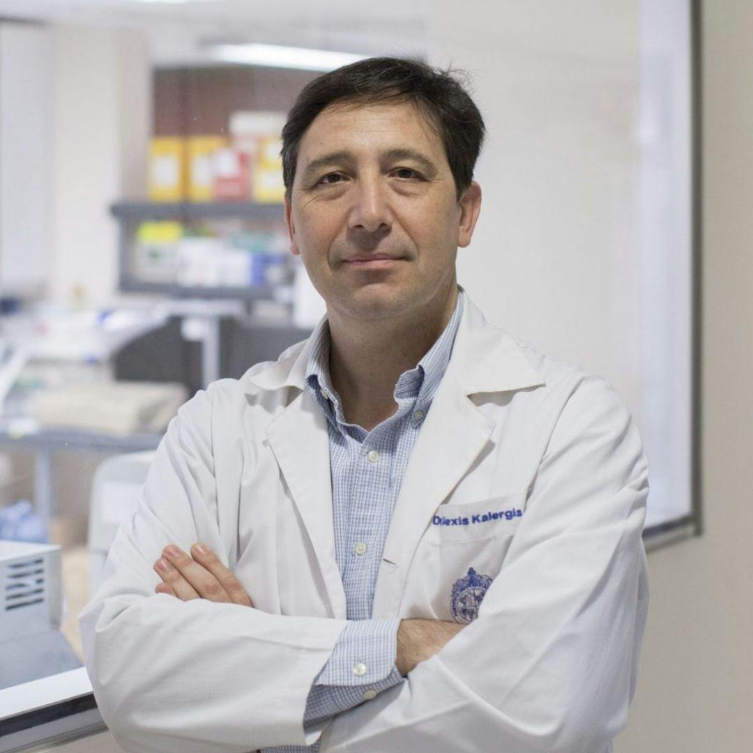 Dr. Alexis Kalergis: “El coronavirus está relegado a la última posición de todos los virus que están circulando hoy en nuestro país, eso es resultado de la vacunación”