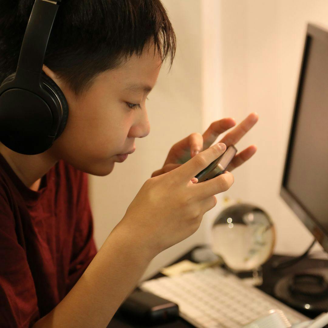 El estudio “Pantallas Que Atrapan. Radiografía del juego online en jóvenes chilenos”