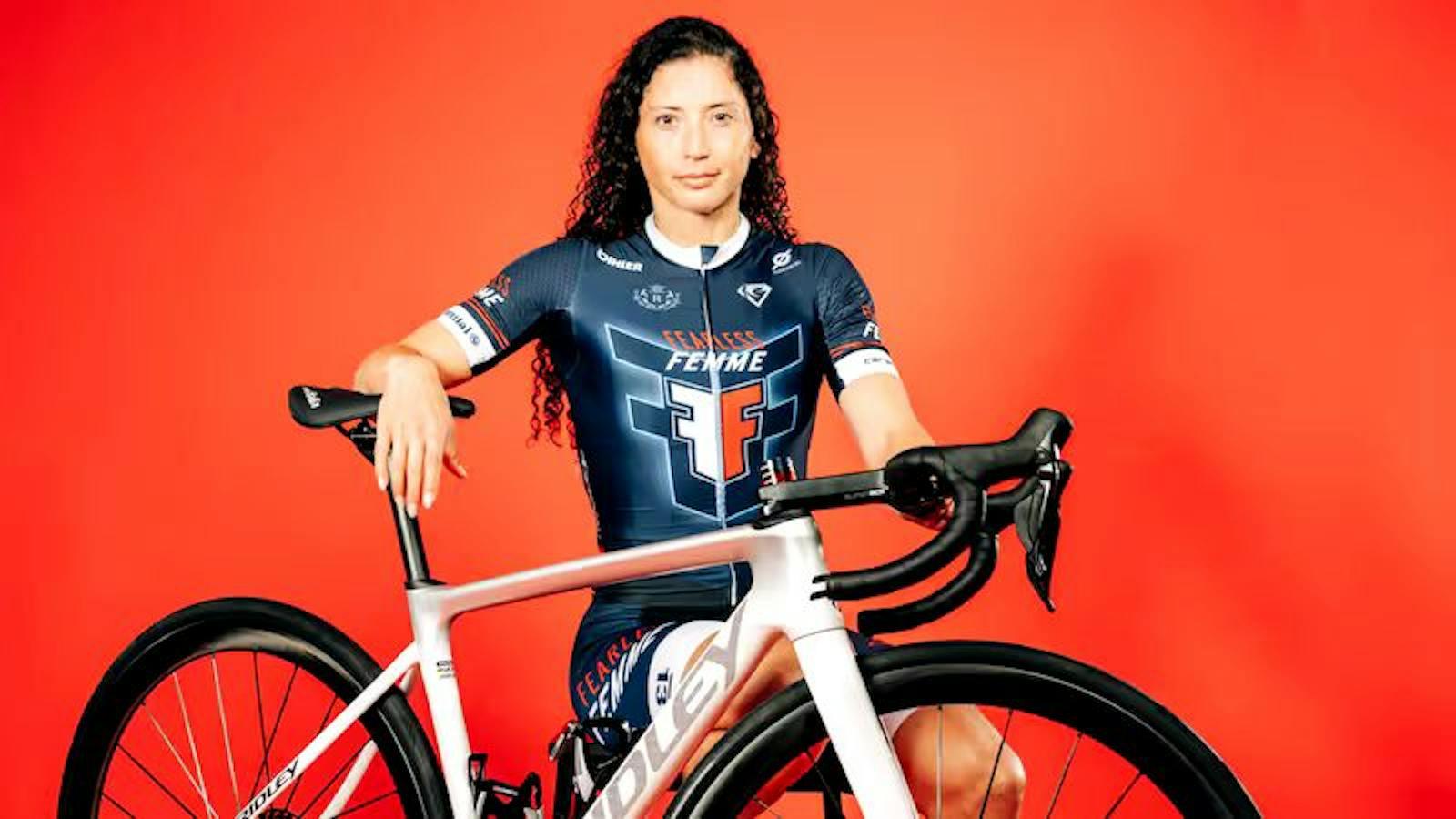 Hablamos con la deportista nacional Paola Muñoz sobre su participación en el Mundial de Ciclismo 2025.  episode artwork