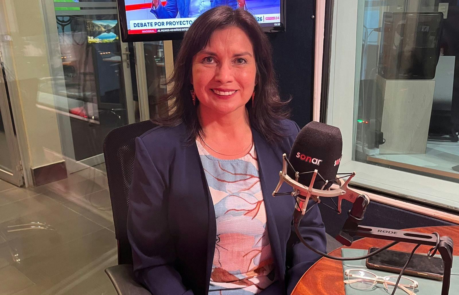 Conversamos con Alejandra Ojeda, de Ipsos Chile, sobre el estudio que advirtió que casi la mitad de los hogares no llegan a fin de mes. 