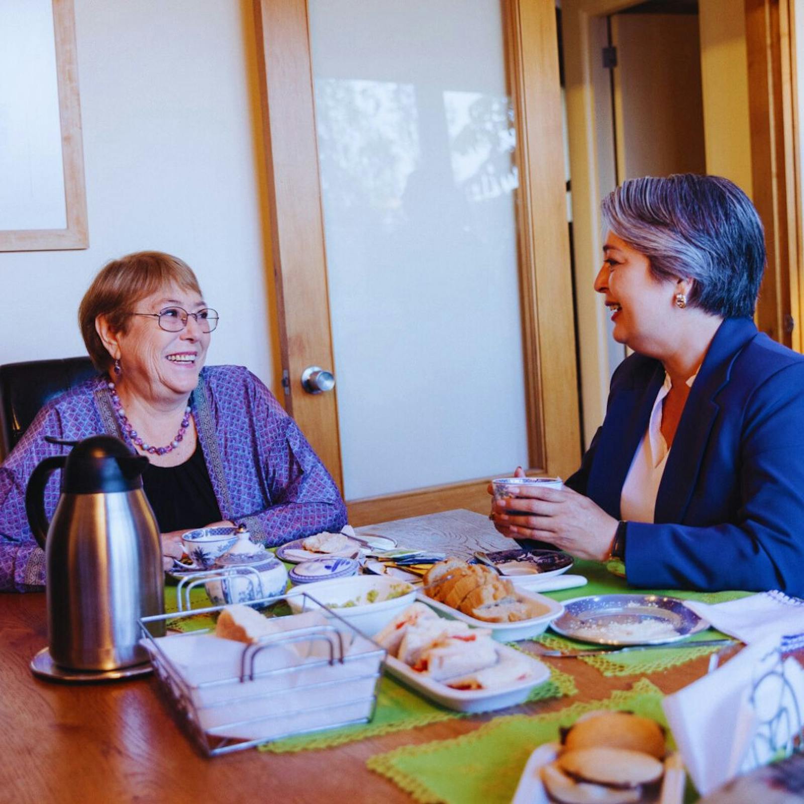 El desayuno entre Jara y Bachelet y su impacto en la campaña presidencial El desayuno entre Jara y Bachelet y su impacto en la campaña presidencial