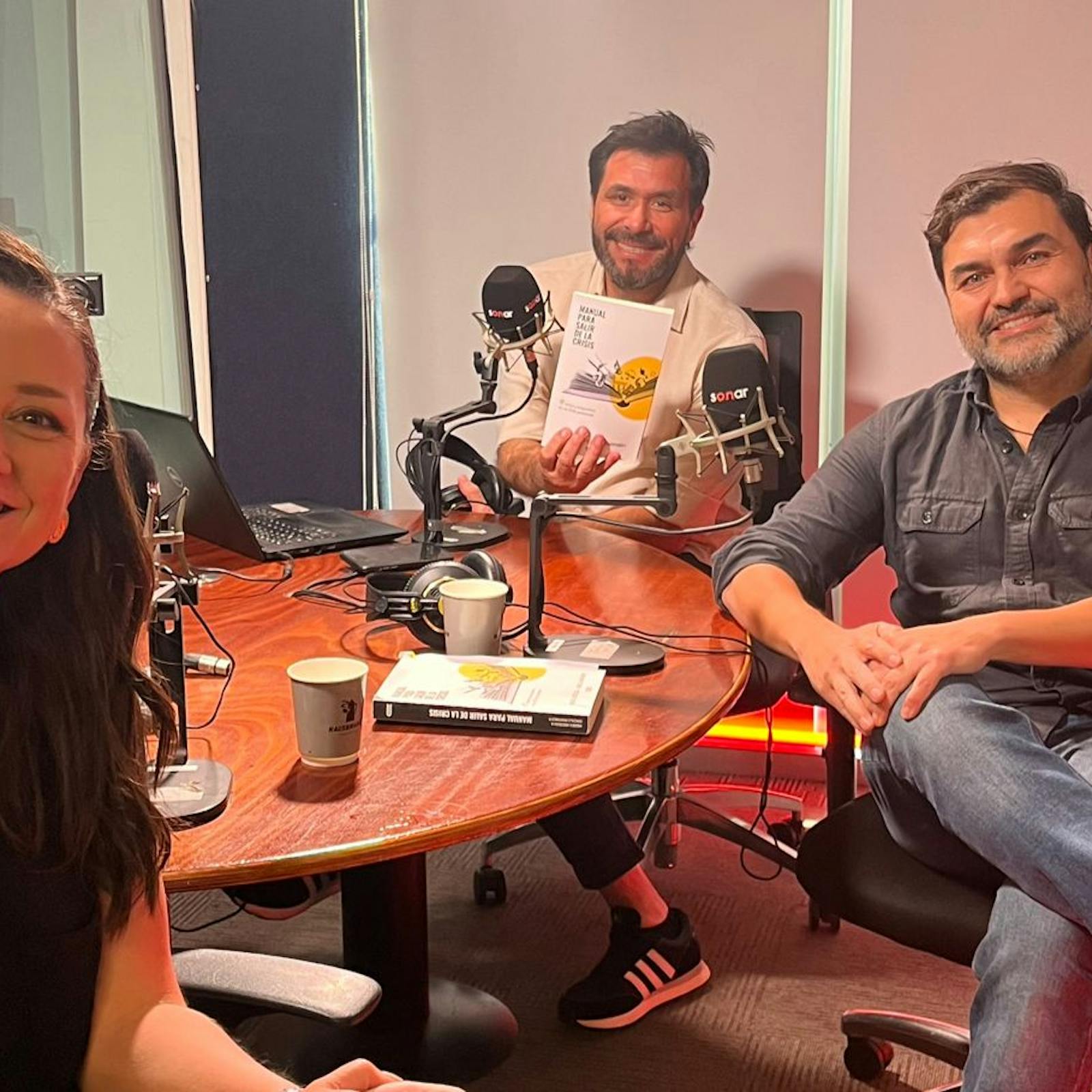 Conversamos con los periodistas Andrea Arístegui y Gonzalo Montaner por su libro “Manual para salir de la crisis”. Conversamos con los periodistas Andrea Arístegui y Gonzalo Montaner por su libro “Manual para salir de la crisis”.