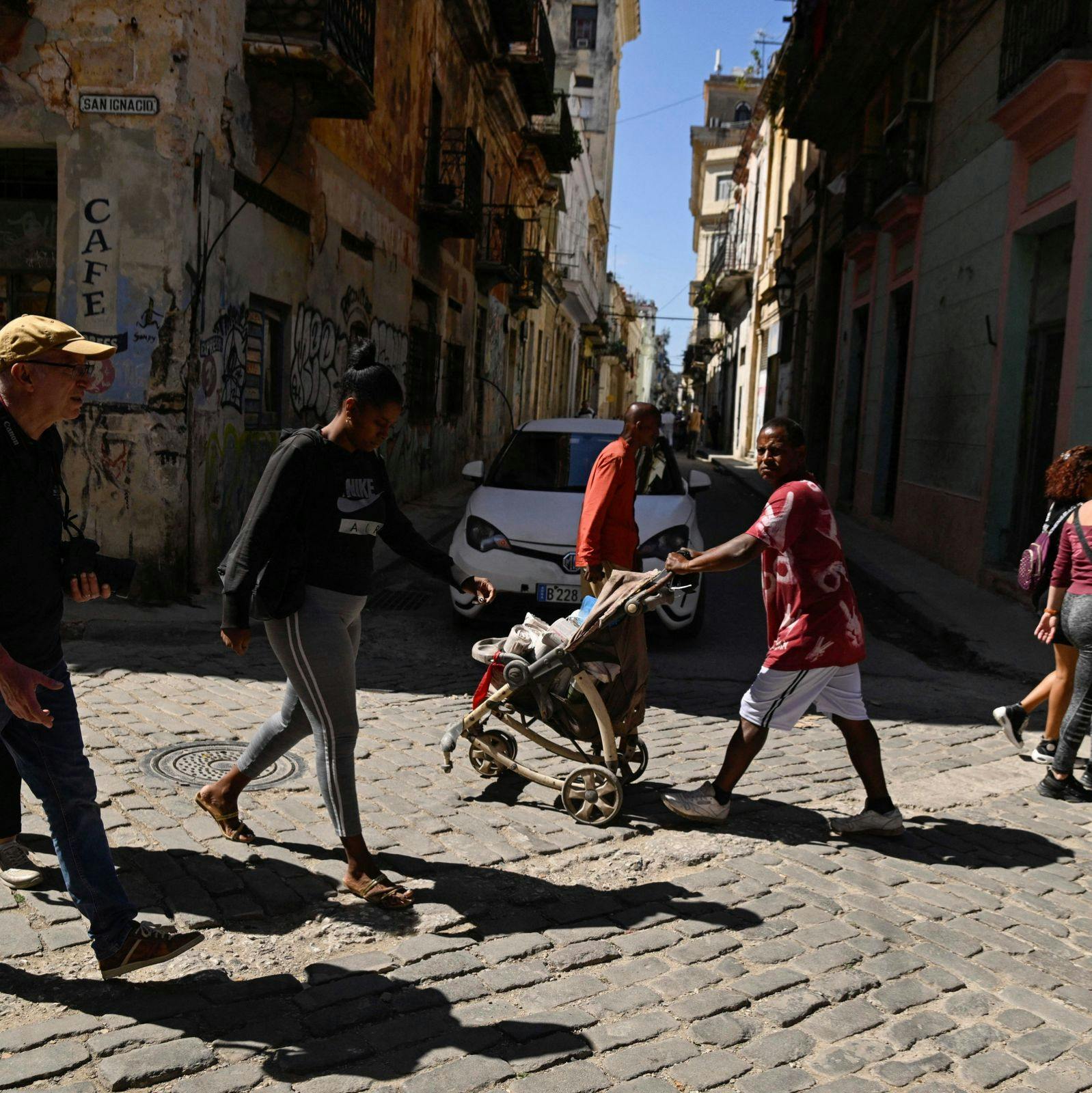 El debate por el envío de ayuda humanitaria a Cuba y la crisis en la isla