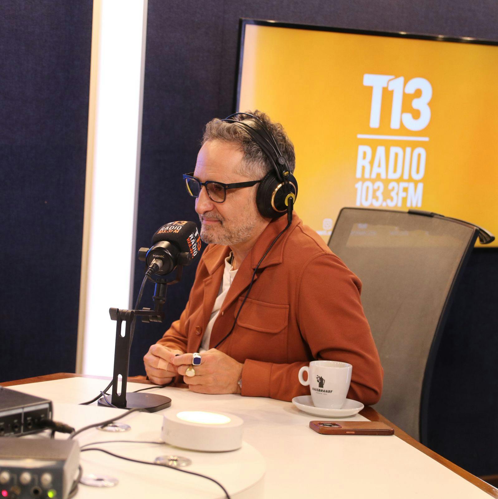 Jorge Drexler y su sencillo “Toco madera”: “Remite a ese gesto supersticioso de tocar la madera, un ritual casi universal para no tentar al destino”