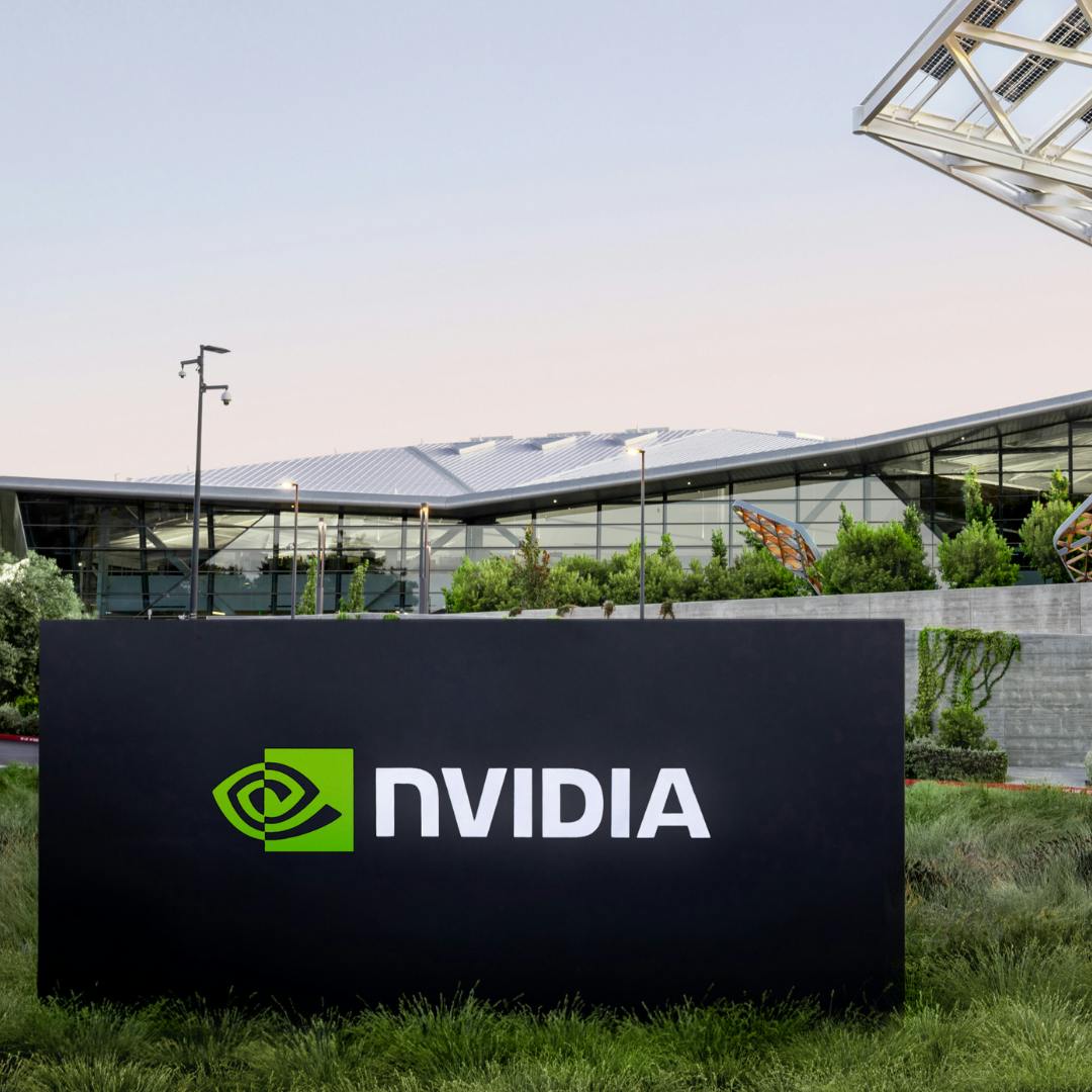 Nvidia reporta un alza de sus ingresos al cuarto trimestre y su CEO, Jensen Huang, dice que "los mercados se equivocaron sobre la amenaza de la IA"