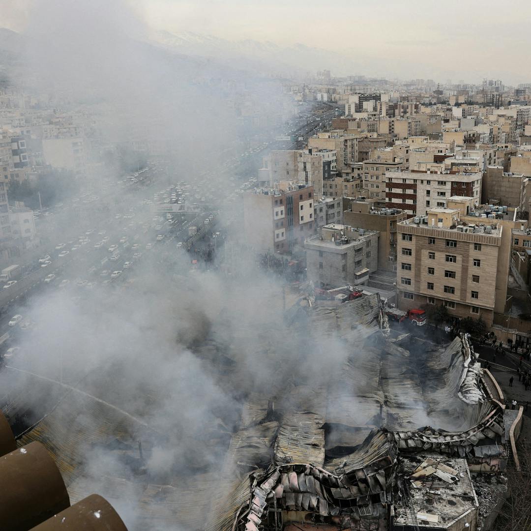 Israel ataca al “Estado policial” de Irán y la guerra aumenta el precio de la bencina en Estados Unidos