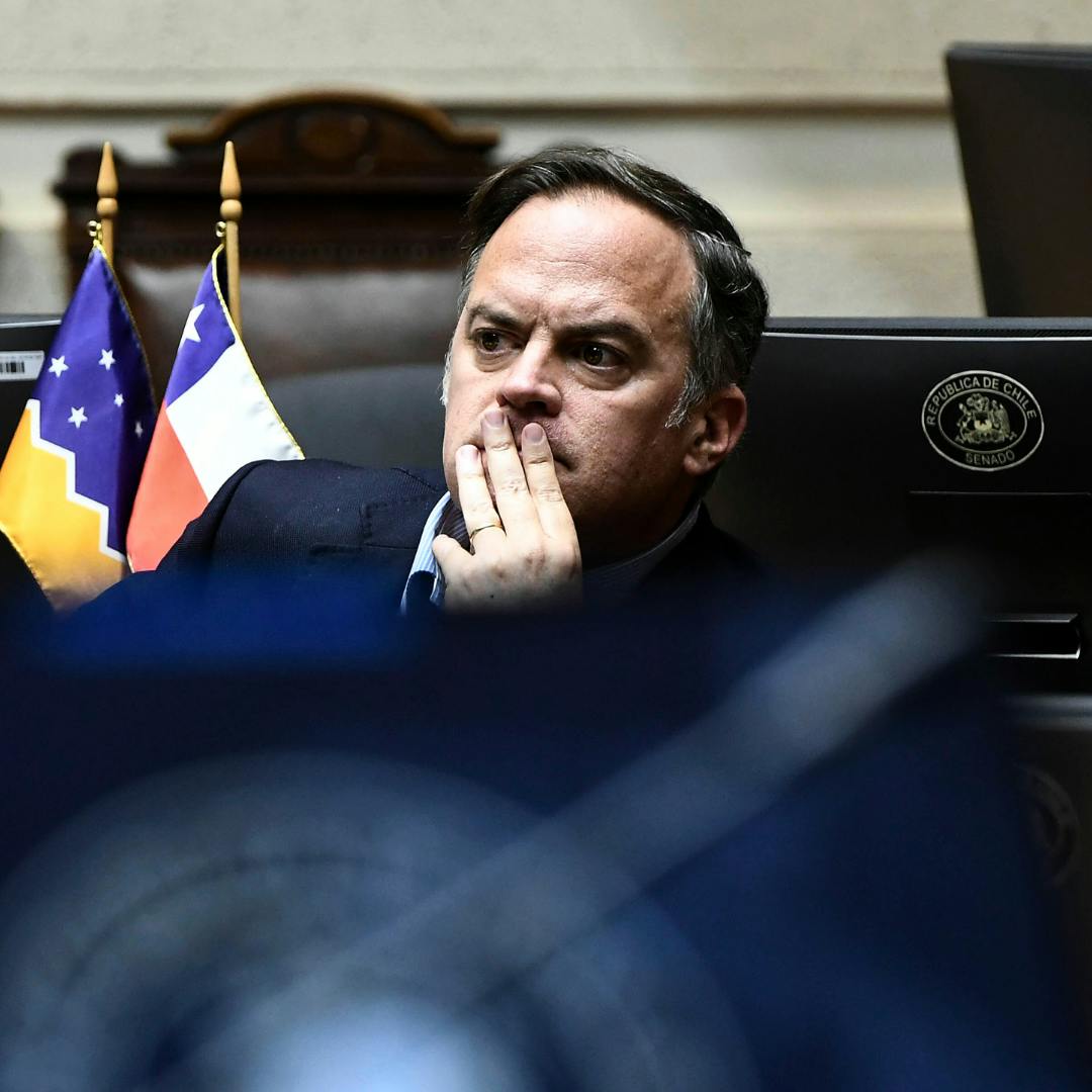 Senador Walker por reforma a ley SADP: Kast "sabe que que no puede ganarse la oposición de todos los hinchas del fútbol"