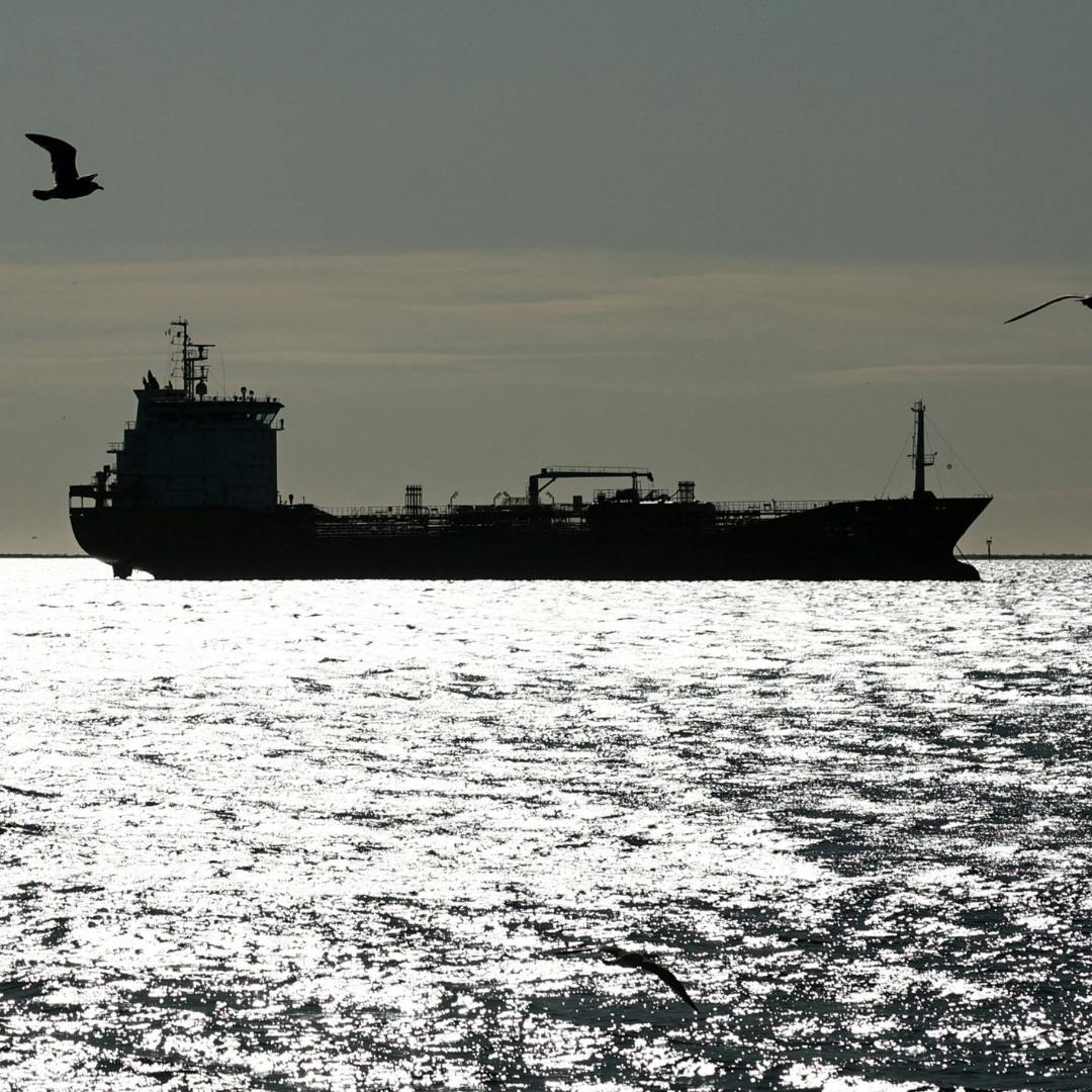 Estados Unidos permitirá a otros países comprar petróleo ruso varado en alta mar, en un intento por contener el alza del precio de la energía