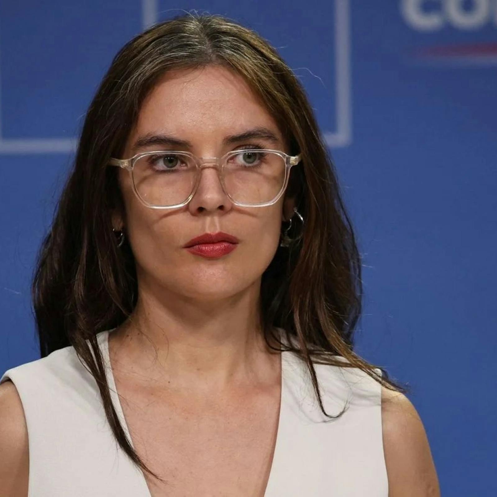 Ministra Camila Vallejo por la salida de la embajadora Pakarati “Esto es una decisión institucional, no es política ni personal” Ministra Camila Vallejo por la salida de la embajadora Pakarati “Esto es una decisión institucional, no es política ni personal”