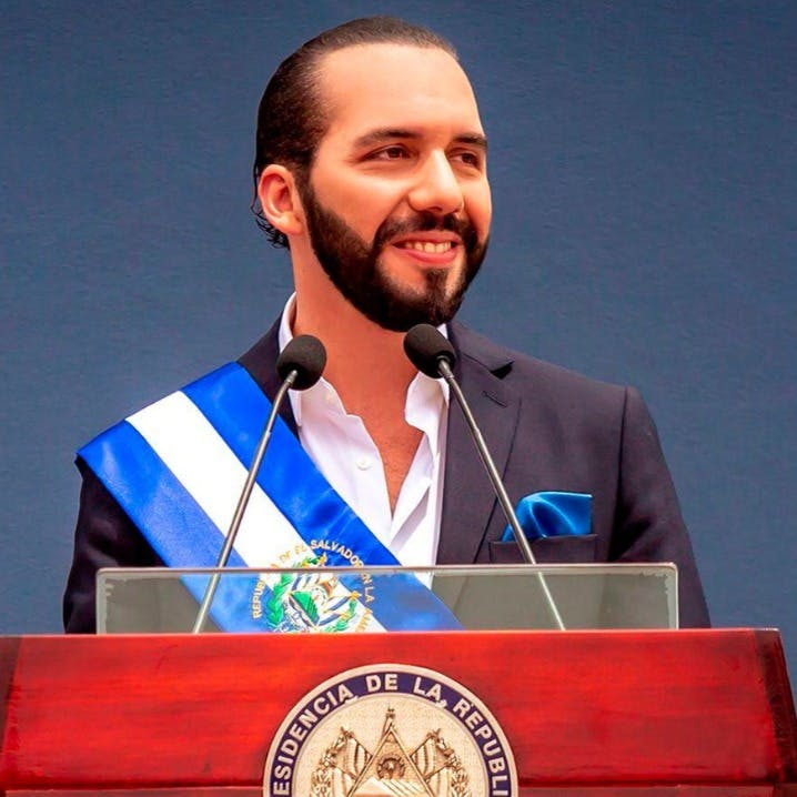 Autor del libro “Bukele, el rey desnudo”: “En Chile mucha gente menciona que le gustaría el modelo Bukele (...) si quieren optar por eso les deseo suerte”.
