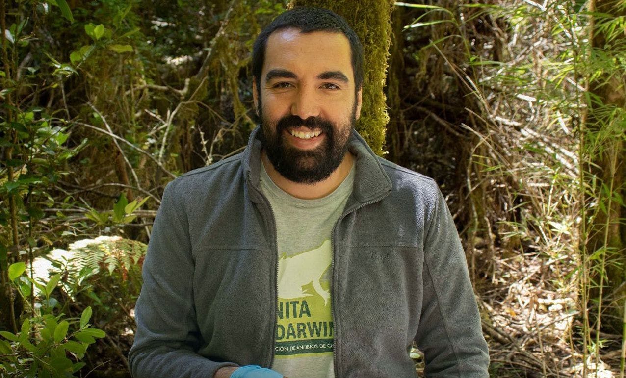 Hablamos con Andrés Valenzuela, presidente de la ONG Ranita de Darwin, sobre la importancia de su conservación.