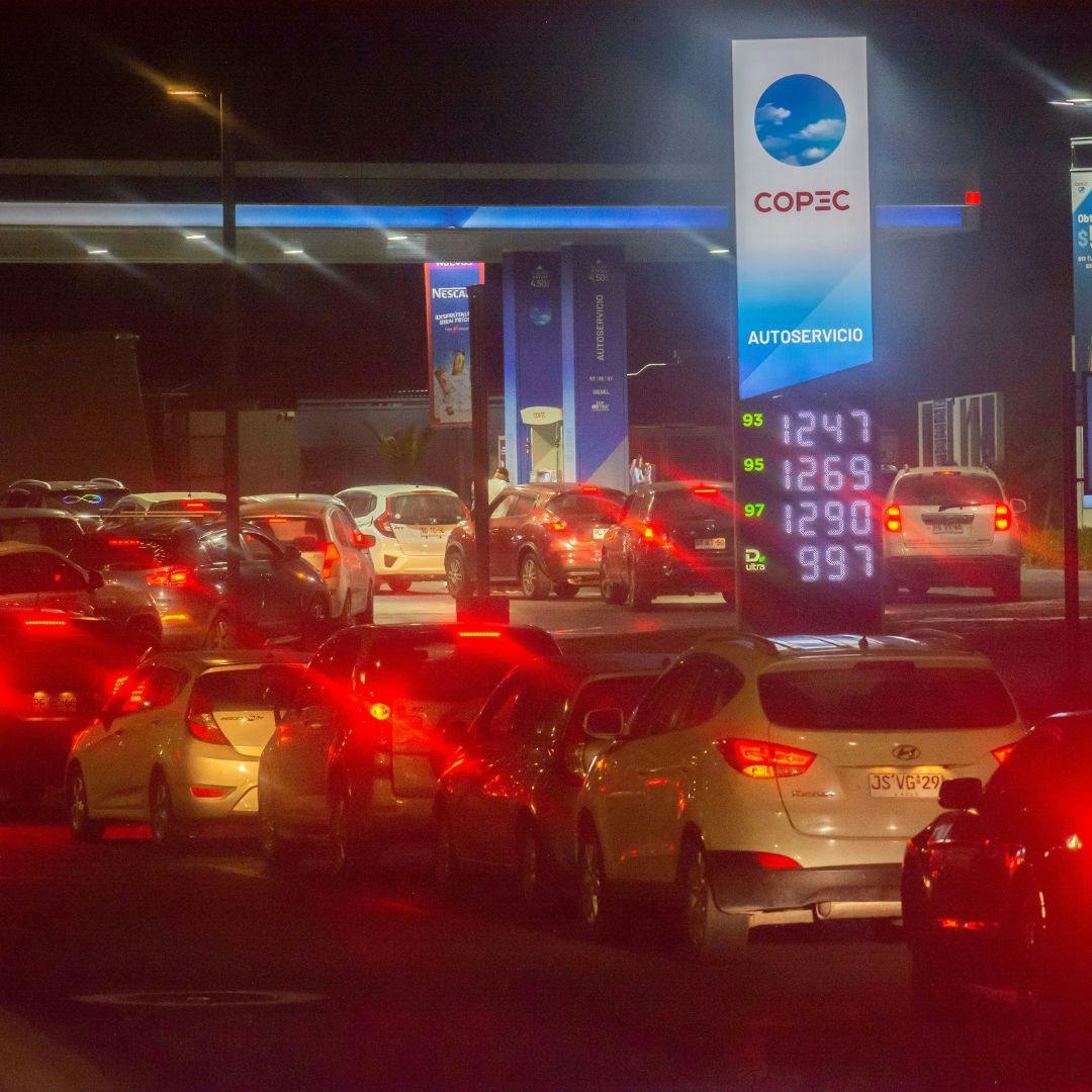 Son $370: La histórica alza de los combustibles y sus impactos