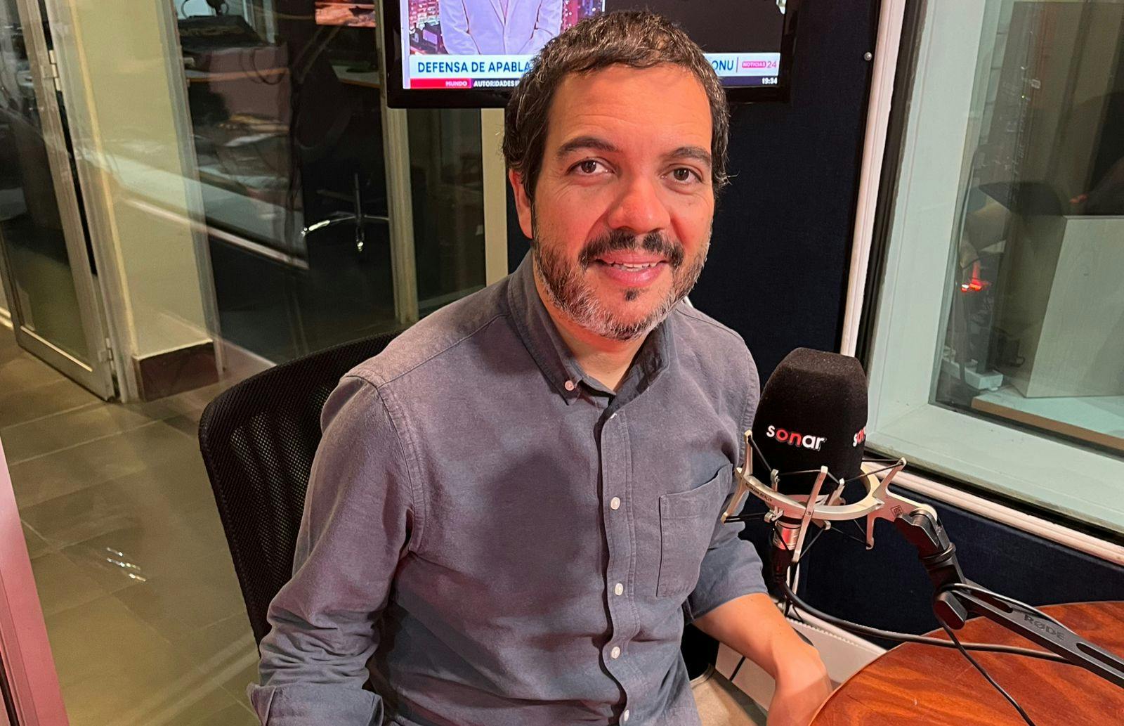 Conversamos con el sociólogo Jorge Atria sobre su libro "La olla común". 