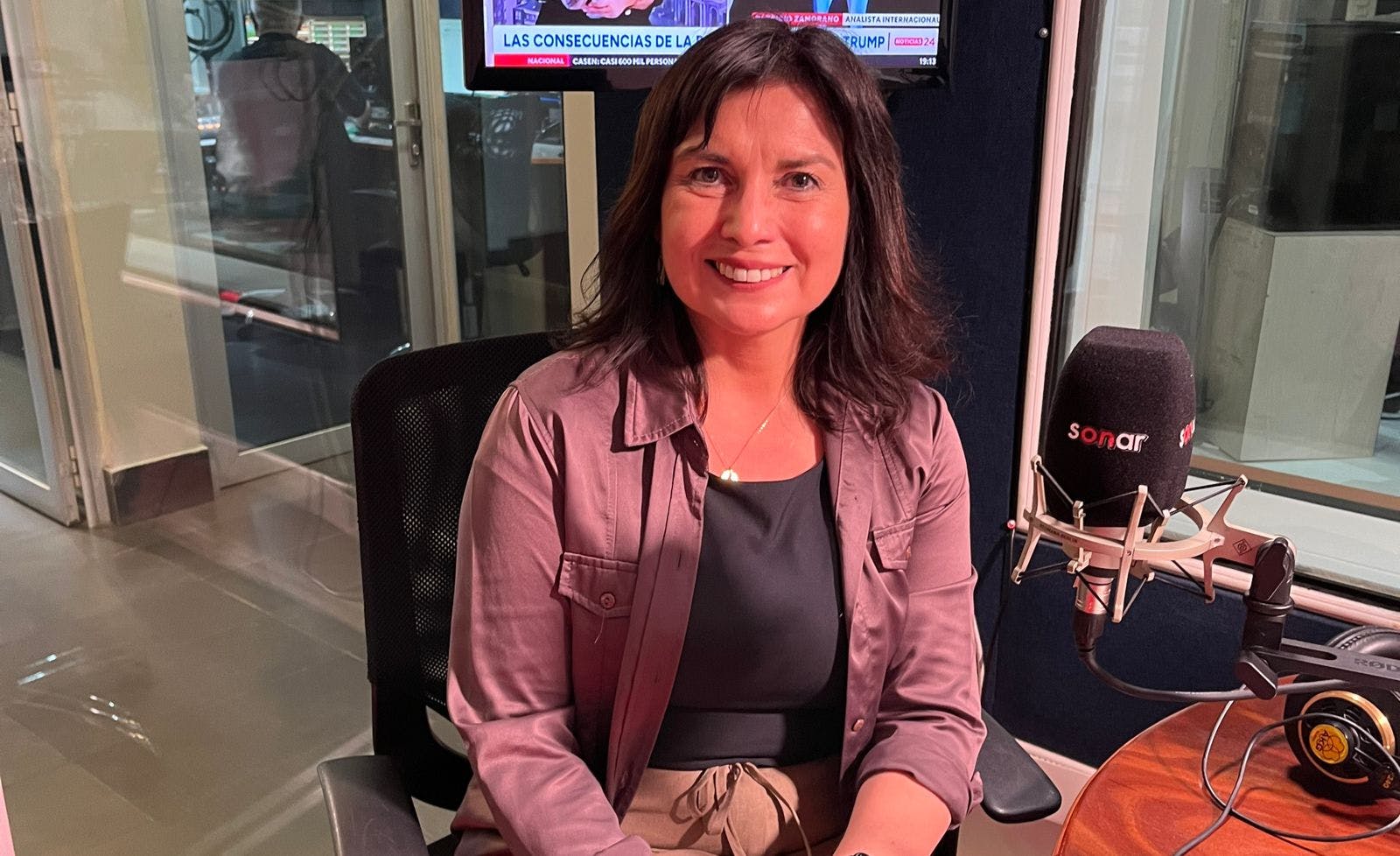 Hablamos con Alejandra Ojeda, de Ipsos Chile, sobre el alza de combustibles.