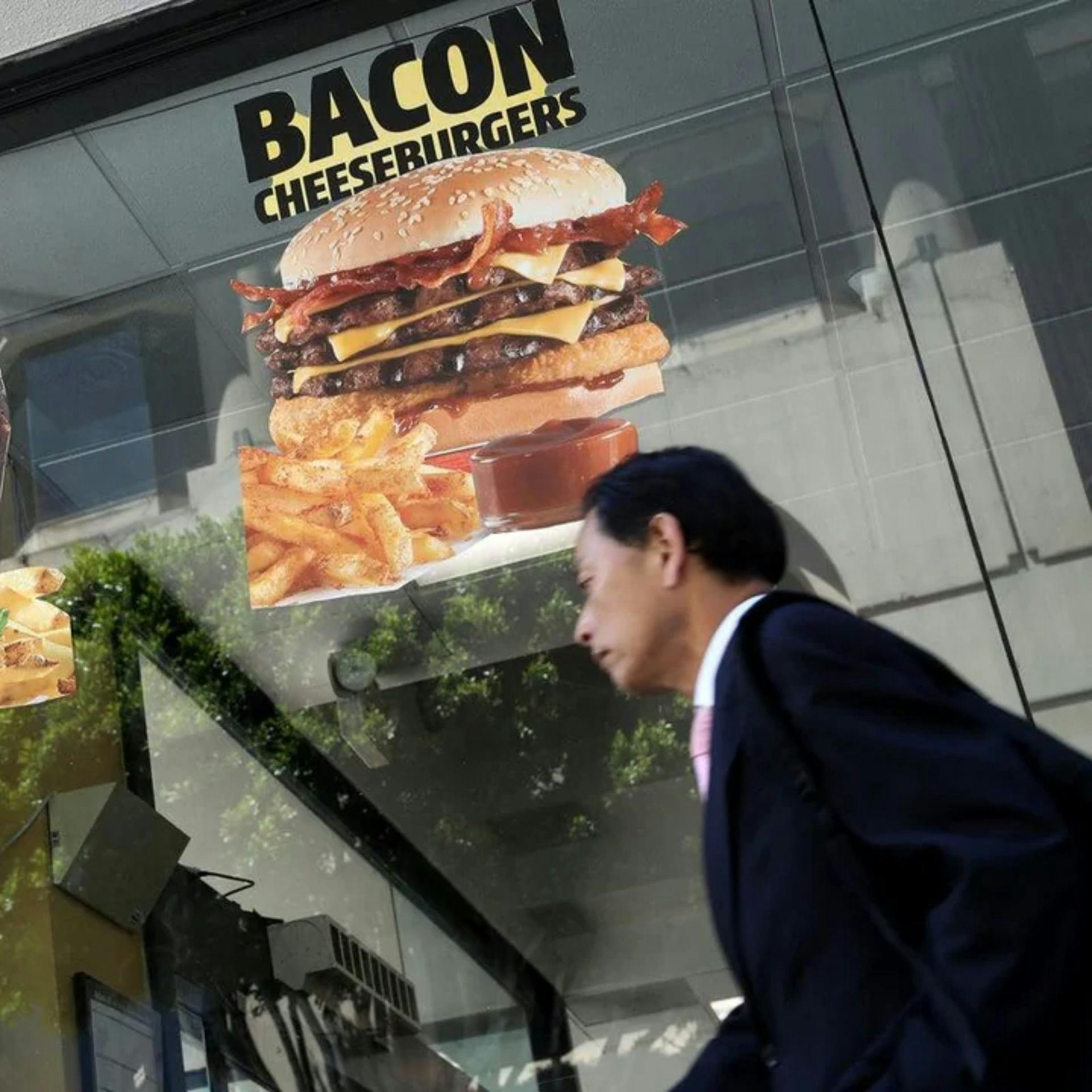 Ámsterdam saca de sus calles la publicidad de combustibles fósiles y carne