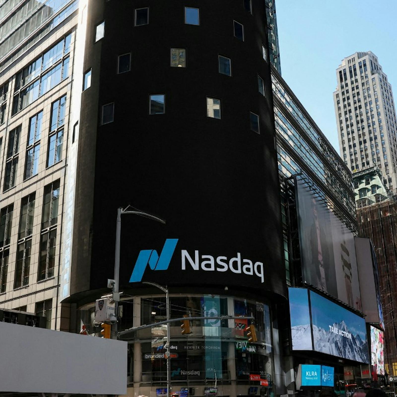 Sector tecnológico tensiona las bolsas globales ante caída en las acciones de Broadcom episode artwork